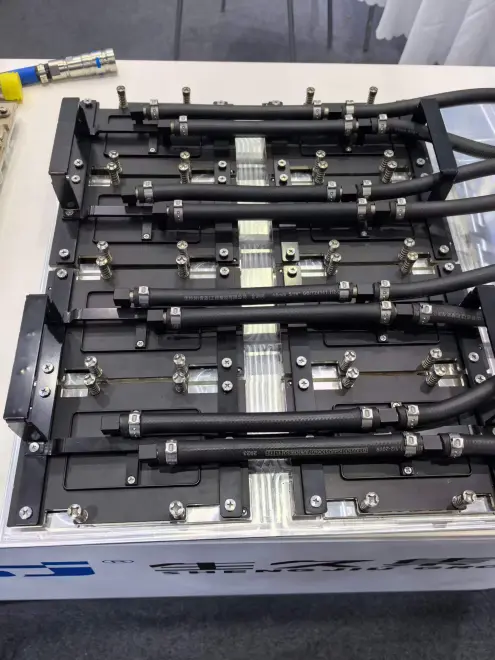 Copper and stainless steel water-cooled heat exchange plates for AI servers joined via vacuum brazing to prevent leakage