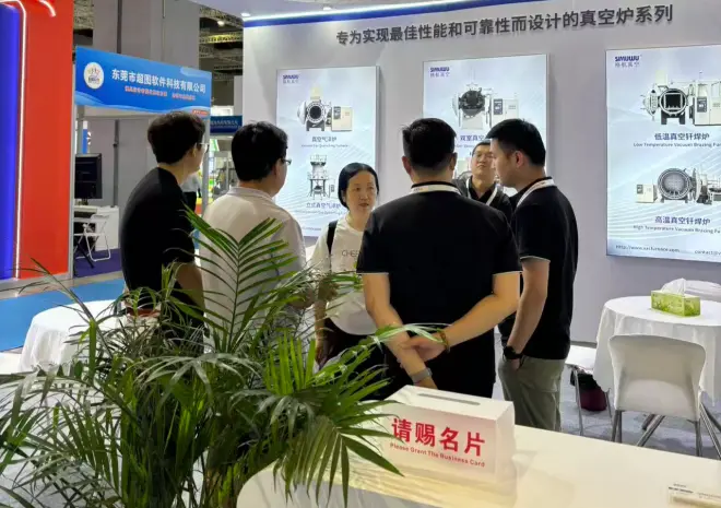 SIMUWU technical sales team consulting with clients regarding vacuum heat treatment furnace solutions at DMC 2026